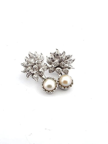 Boucles d'oreilles Boucles d’oreilles en or blanc 18 carats, diamants et perles 58 Facettes