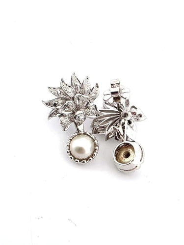 Boucles d'oreilles Boucles d’oreilles en or blanc 18 carats, diamants et perles 58 Facettes
