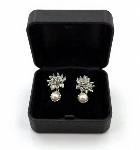 Boucles d'oreilles Boucles d’oreilles en or blanc 18 carats, diamants et perles 58 Facettes