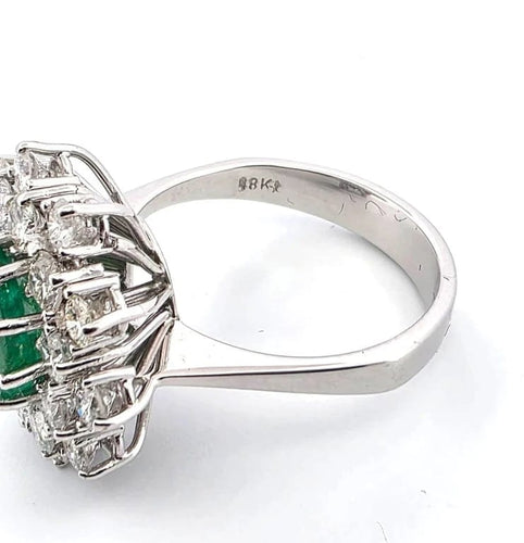 Bague 52 Bague en or blanc avec émeraude et diamants 58 Facettes