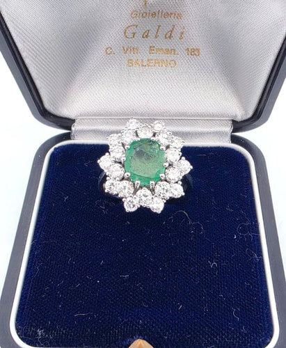 Bague 52 Bague en or blanc avec émeraude et diamants 58 Facettes