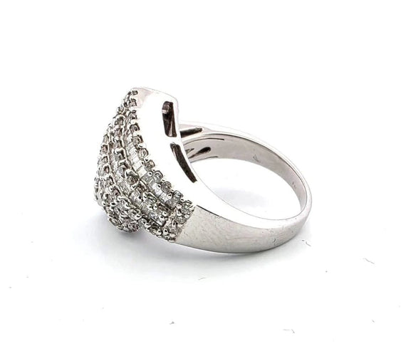 Bague 54 Bague en or blanc sertie de diamants taille brillant et baguette 58 Facettes