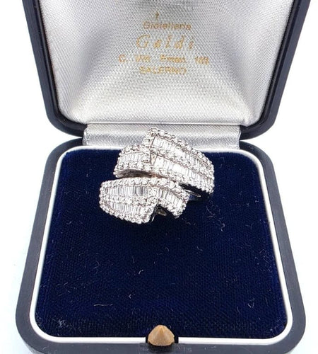 Bague 54 Bague en or blanc sertie de diamants taille brillant et baguette 58 Facettes