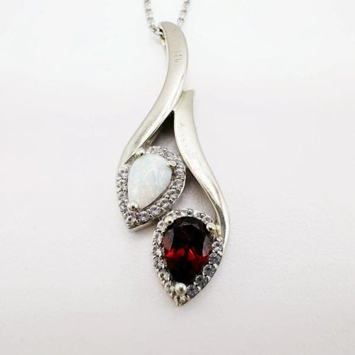 Pendentif Pendentif en or blanc 750 avec opale blanche, grenat et diamants 58 Facettes 50352