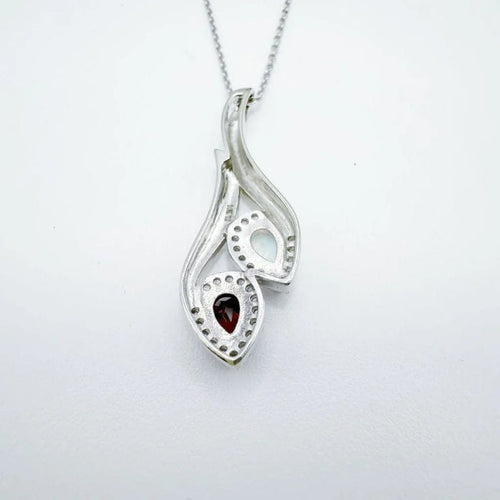 Pendentif Pendentif en or blanc 750 avec opale blanche, grenat et diamants 58 Facettes 50352