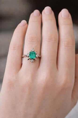 Bague 52 Bague en or blanc 18 carats avec émeraude et diamants 58 Facettes 50376