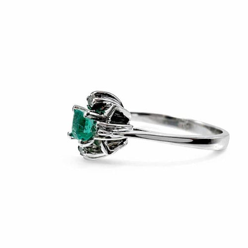 Bague 52 Bague en or blanc 18 carats avec émeraude et diamants 58 Facettes 50376