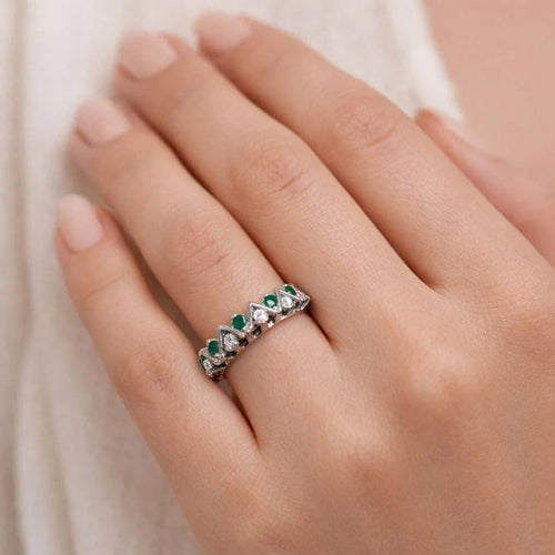 Bague 56.5 Bague en or blanc en zigzag avec émeraudes et diamants 58 Facettes 50163
