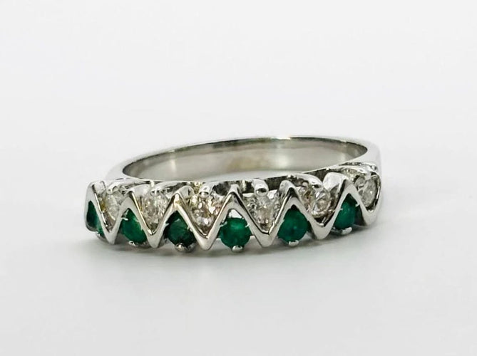 Bague 56.5 Bague en or blanc en zigzag avec émeraudes et diamants 58 Facettes 50163