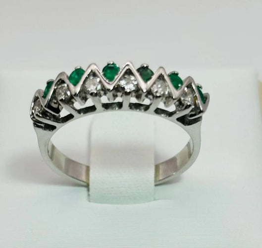 Bague 56.5 Bague en or blanc en zigzag avec émeraudes et diamants 58 Facettes 50163