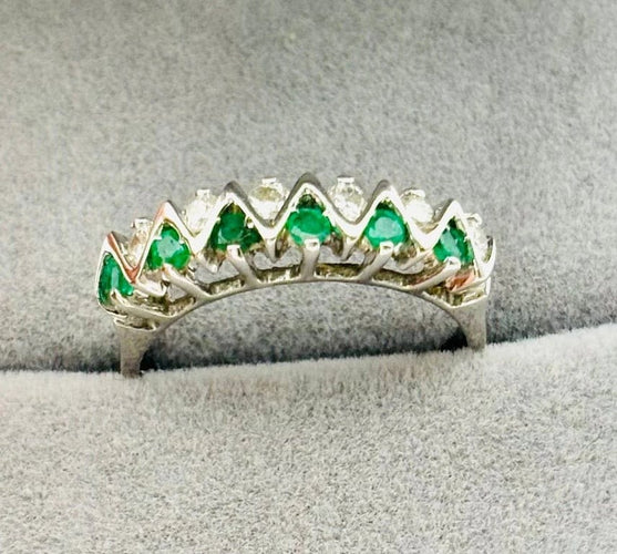 Bague 56.5 Bague en or blanc en zigzag avec émeraudes et diamants 58 Facettes 50163