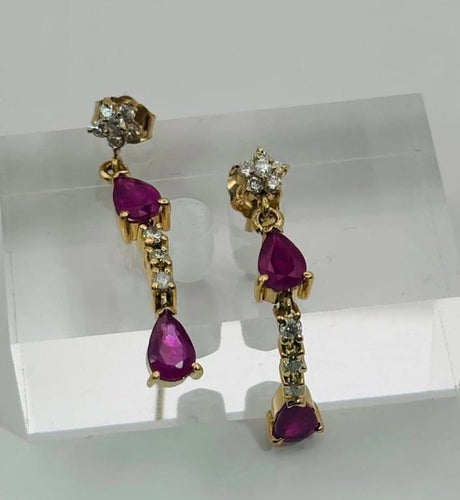 Boucles d'oreilles Boucles d'oreilles longues en or jaune 750 avec rubis et diamants 58 Facettes 50256