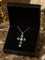 Pendentif Pendentif croix - Pendentif en or blanc 18 carats émeraudes et diamants 58 Facettes 50240