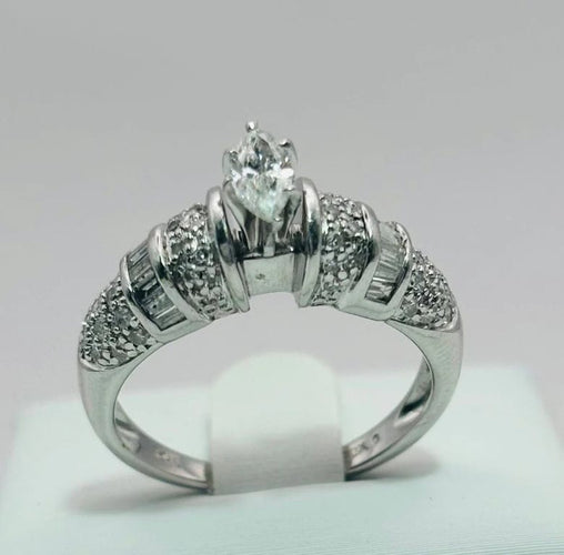 Bague 53 Bague en or blanc 14K avec diamant taille marquise et diamants 58 Facettes 50207