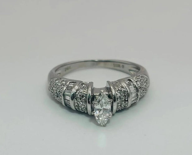 Bague 53 Bague en or blanc 14K avec diamant taille marquise et diamants 58 Facettes 50207