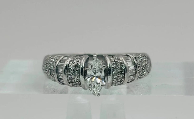 Bague 53 Bague en or blanc 14K avec diamant taille marquise et diamants 58 Facettes 50207
