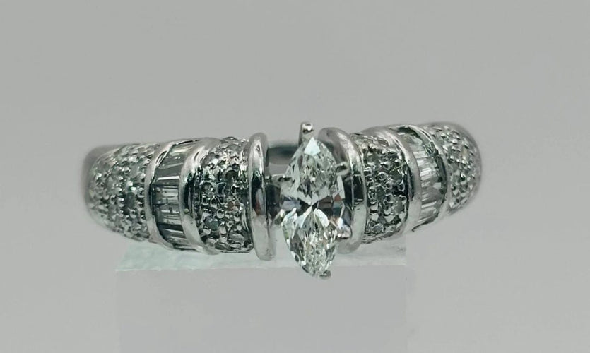 Bague 53 Bague en or blanc 14K avec diamant taille marquise et diamants 58 Facettes 50207