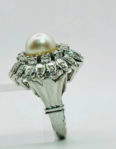 Bague 54 Bague motif floral en or blanc avec perle et diamants 58 Facettes 50277