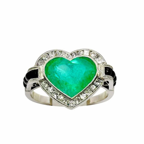 Bague 53 Bague en platine avec émeraude taille cœur, diamants et onyx 58 Facettes 50280