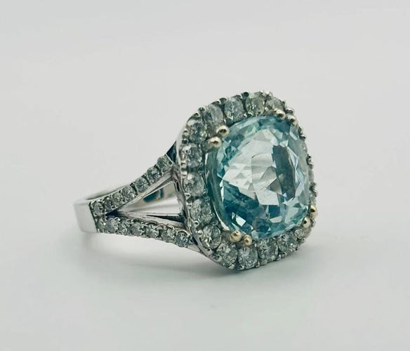 Bague 54 Bague en or blanc 18 carats avec aigue-marine et halo de diamants 58 Facettes 50298