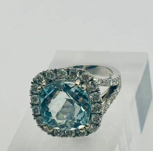 Bague 54 Bague en or blanc 18 carats avec aigue-marine et halo de diamants 58 Facettes 50298
