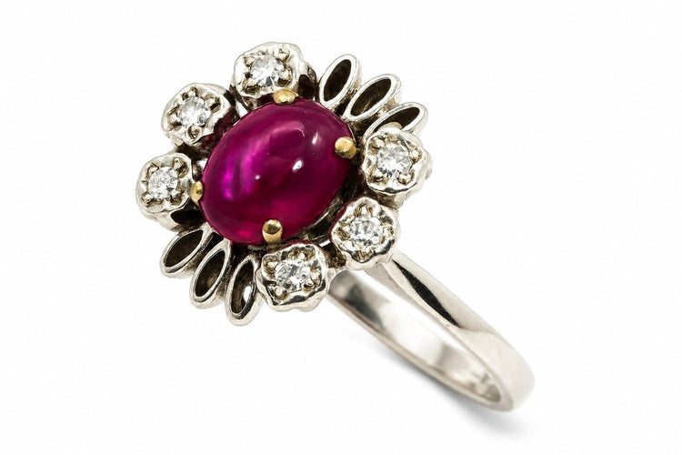 Bague 60 Bague en or blanc, rubis central et diamants 58 Facettes 50333
