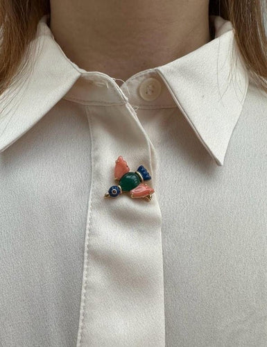 Broche Cartier - Broche oiseau en or jaune avec corail, chrysoprase et rubis 58 Facettes