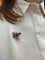 Broche Cartier - Broche oiseau en or jaune avec corail, chrysoprase et rubis 58 Facettes