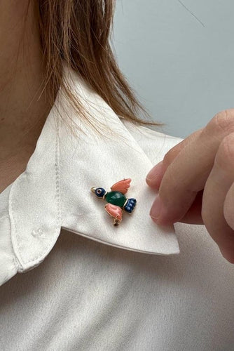 Broche Cartier - Broche oiseau en or jaune avec corail, chrysoprase et rubis 58 Facettes