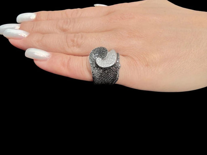 Bague 49 Bague italienne en or blanc 18 carats avec diamants noirs et blancs 58 Facettes