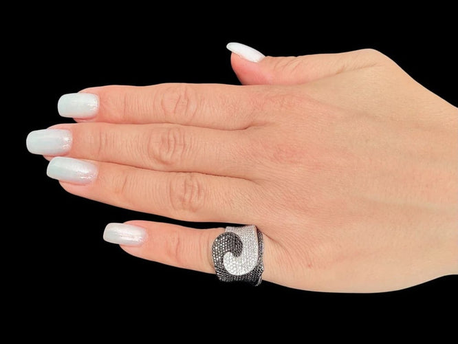 Bague 49 Bague italienne en or blanc 18 carats avec diamants noirs et blancs 58 Facettes