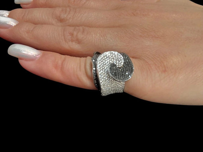 Bague 49 Bague italienne en or blanc 18 carats avec diamants noirs et blancs 58 Facettes