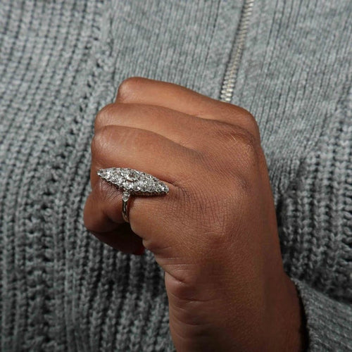 Bague 44 Bague marquise en or jaune 750 ornée de diamants 58 Facettes 220396