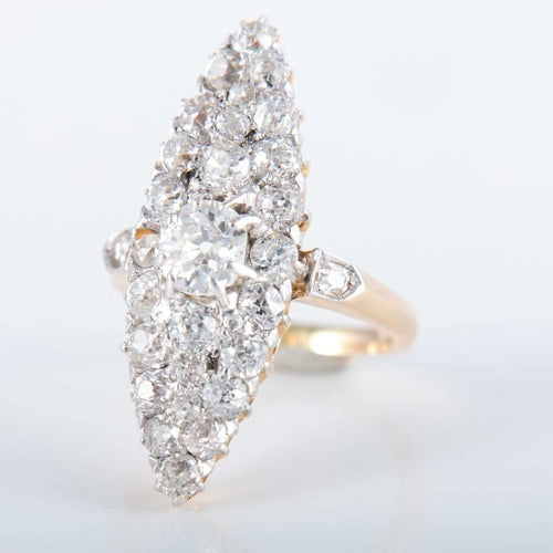 Bague 44 Bague marquise en or jaune 750 ornée de diamants 58 Facettes 220396