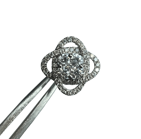 Boucles d'oreilles Boucles d'oreilles motif rose en or blanc 18K et diamants 58 Facettes