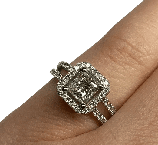 Bague 46 Bague solitaire en or blanc 18K et diamants 58 Facettes