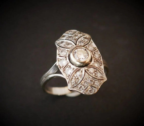 Bague 54 Bague Art déco sertie de diamants en or blanc 18 carats 58 Facettes