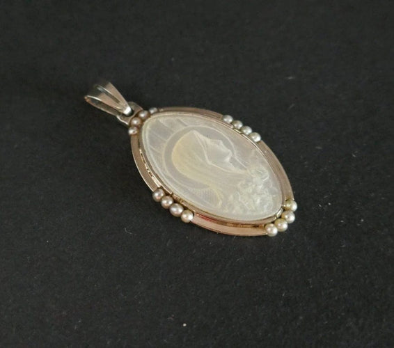 Pendentif Médaille ancienne - Pendentif en or blanc 18 carats, nacre et perles fines 58 Facettes