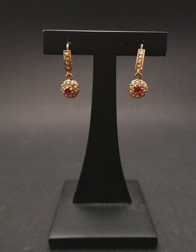 Boucles d'oreilles Boucles d’oreilles dormeuses en or jaune 18 carats, perles et pierre rouge 58 Facettes 1043291