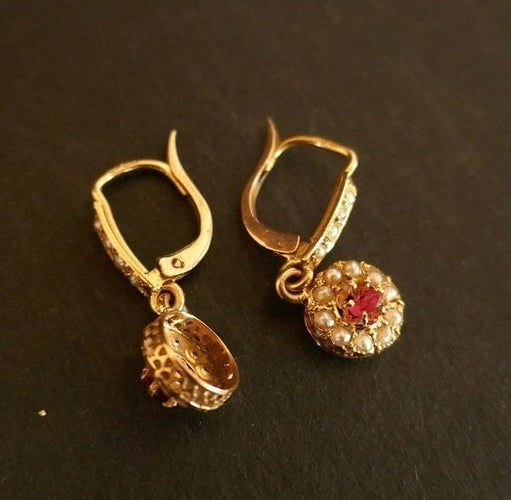 Boucles d'oreilles Boucles d’oreilles dormeuses en or jaune 18 carats, perles et pierre rouge 58 Facettes 1043291