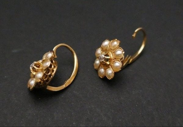 Boucles d'oreilles Boucles d'oreilles dormeuses anciennes en or jaune 18 carats, diamants et perles 58 Facettes 1043275