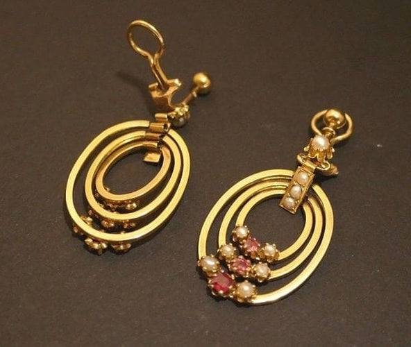 Boucles d'oreilles Boucles d'oreilles clips pendantes en or jaune 18 carats, rubis et perles fines 58 Facettes 1024657
