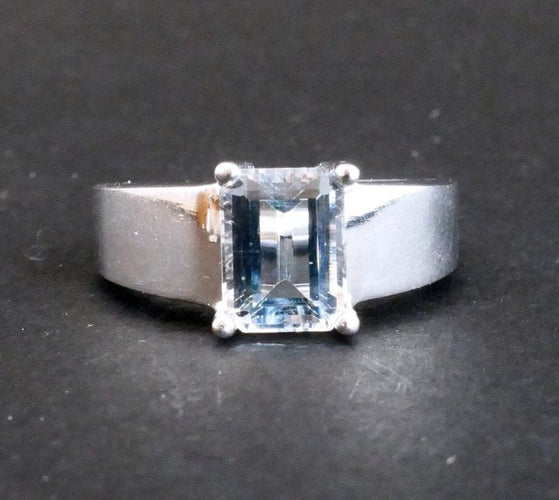 Bague 53 Bague aigue-marine taille émeraude en or blanc 18 carats 58 Facettes C24-05