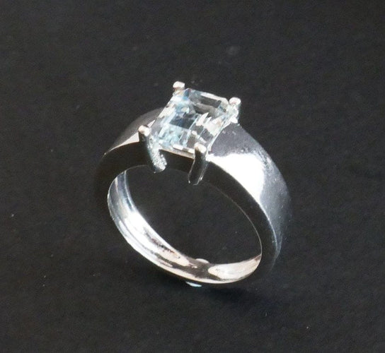 Bague 53 Bague aigue-marine taille émeraude en or blanc 18 carats 58 Facettes C24-05