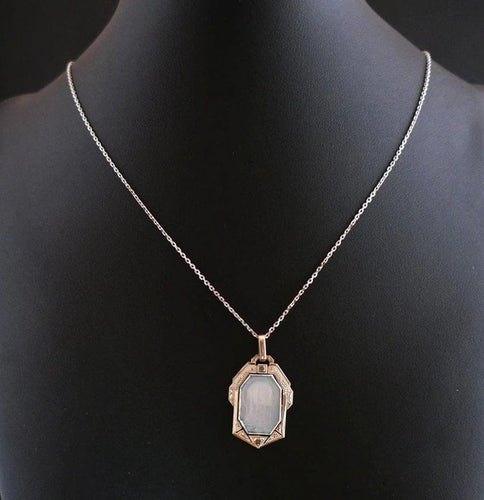 Pendentif Médaille Art déco Vierge en or 18 carats, nacre et diamants 58 Facettes