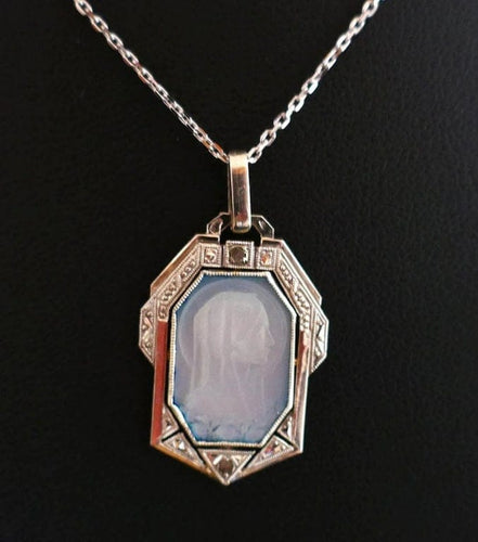 Pendentif Médaille Art déco Vierge en or 18 carats, nacre et diamants 58 Facettes