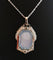 Pendentif Médaille Art déco Vierge en or 18 carats, nacre et diamants 58 Facettes
