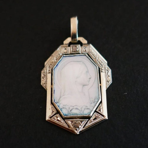 Pendentif Médaille Art déco Vierge en or 18 carats, nacre et diamants 58 Facettes