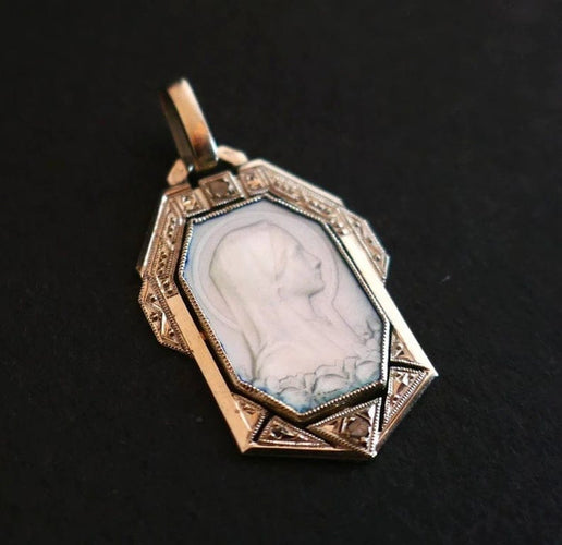 Pendentif Médaille Art déco Vierge en or 18 carats, nacre et diamants 58 Facettes