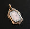 Pendentif Médaille Art déco Vierge en or 18 carats, nacre et diamants 58 Facettes